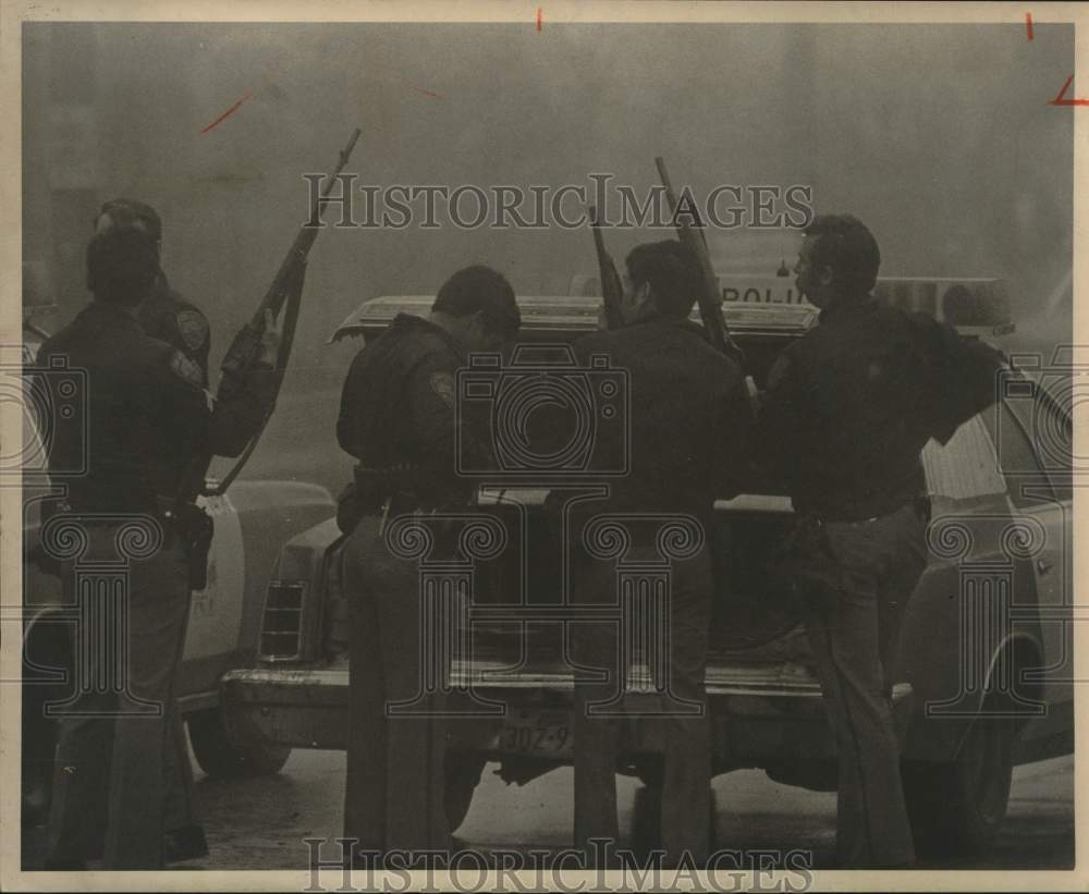 1979 Press Photo SWAT Team members arm themselves behind a patrol car- Historic Images