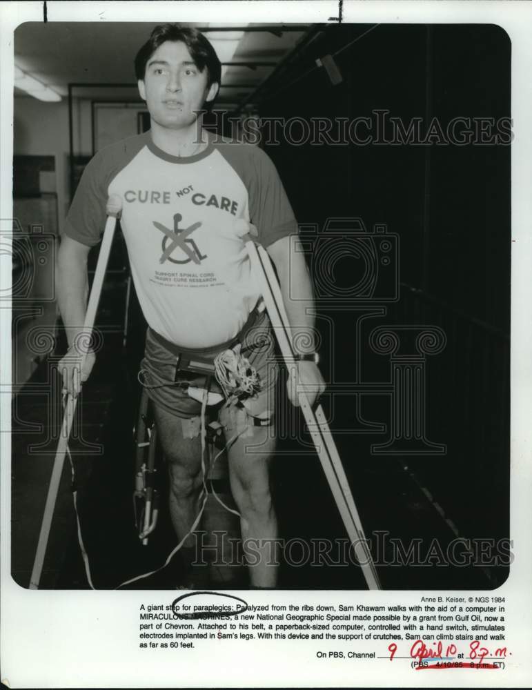 1984 Press Photo Sam Khawam a paraplegic walks with the aid of computer