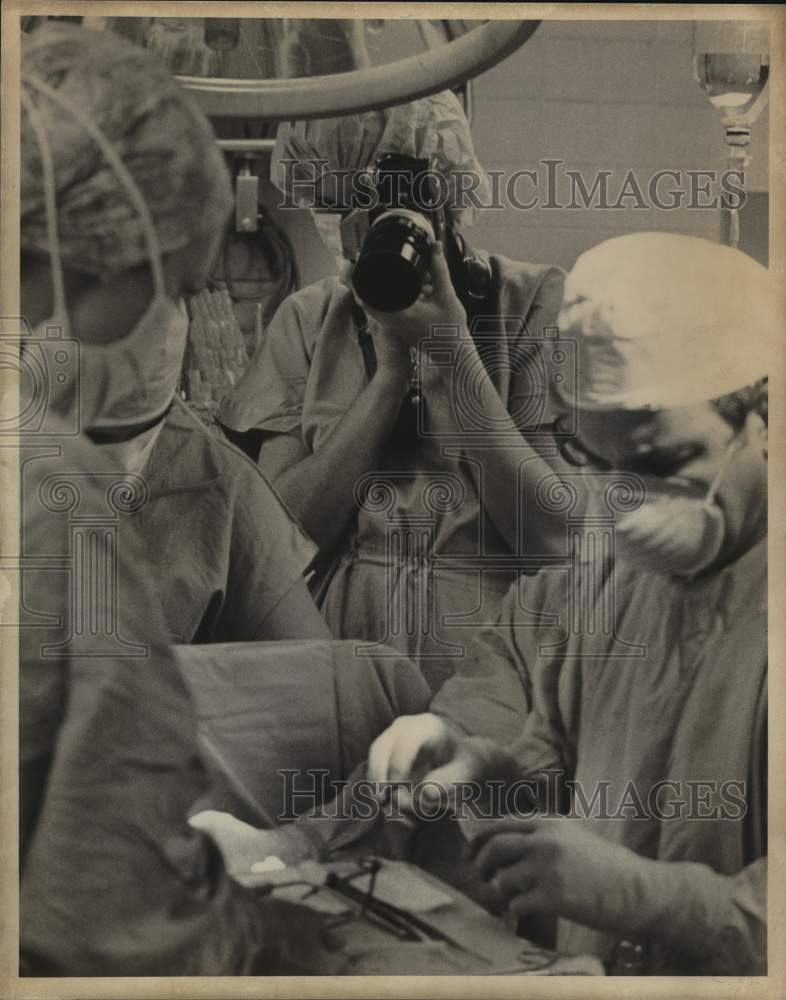 1979 Press Photo A medical team work together during an operation - sax25953- Historic Images