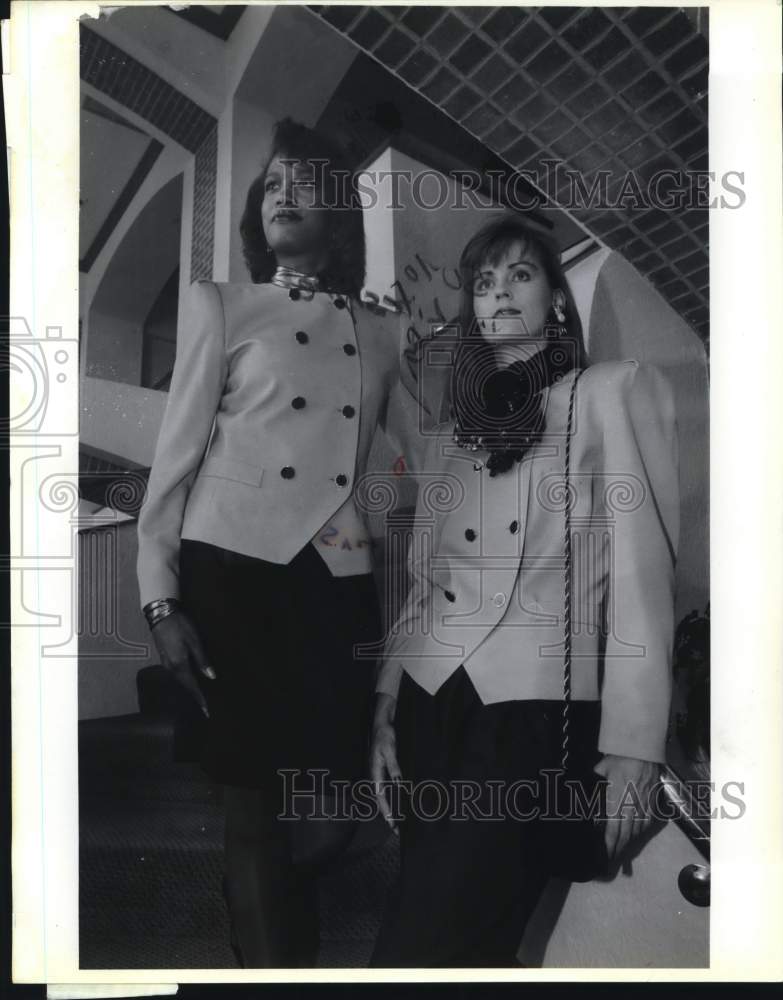 1990 Press Photo Fashion models showcase gold jackets in Hilton Palacio Del Rio- Historic Images