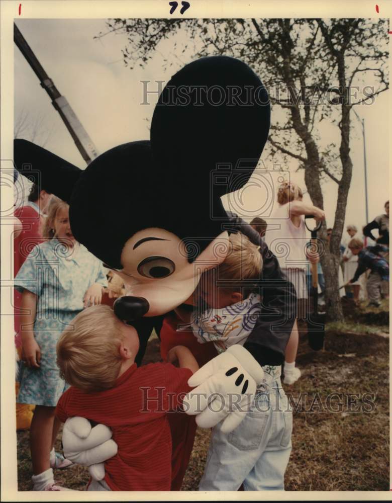 1988 Press Photo Mickey Mouse Character at San Antonio Park Tree Planting- Historic Images