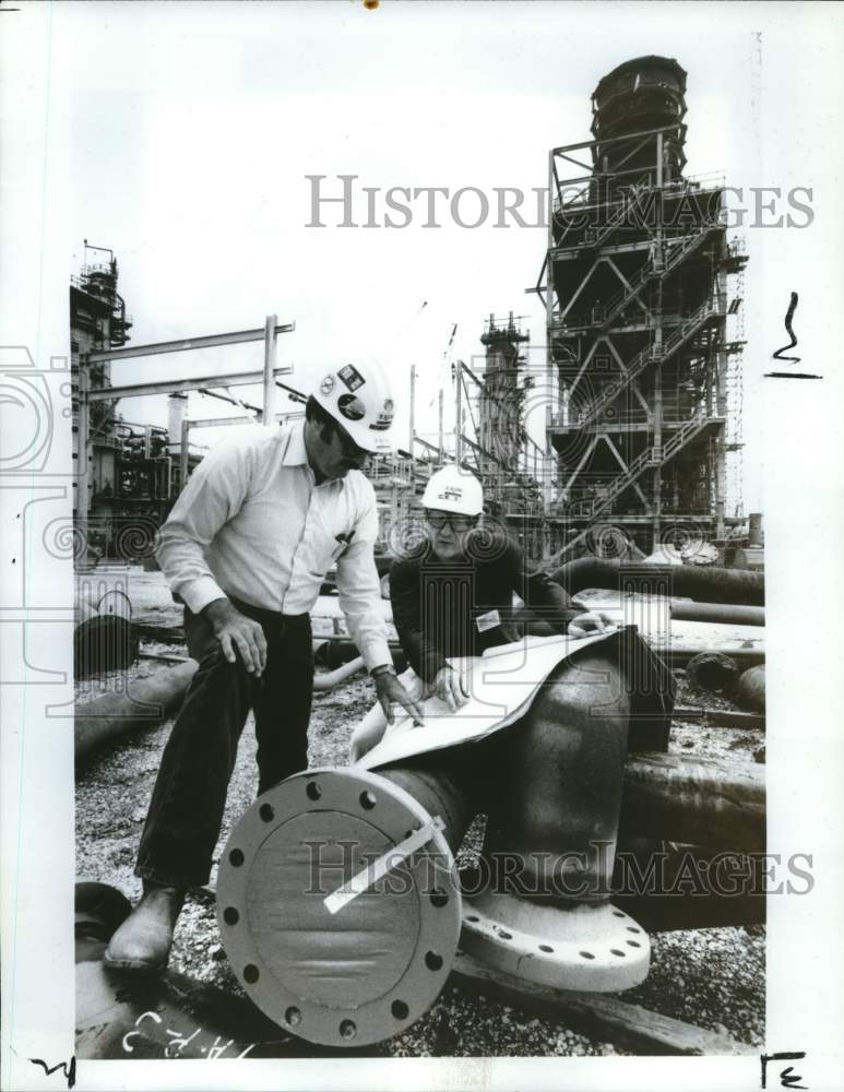 1986 Press Photo Engineers at Exxon Company Baytown Refinery Construction- Historic Images