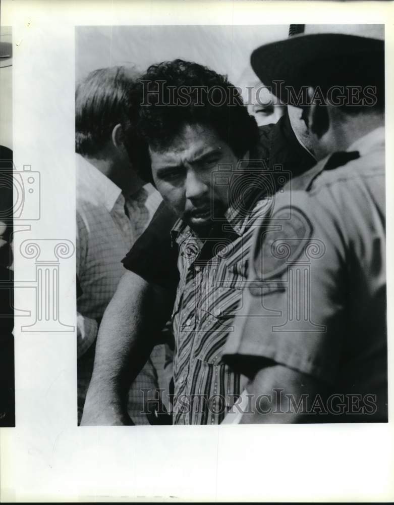 1987 Press Photo Police with Drug Suspect caught Hitchhiking - sax26371- Historic Images