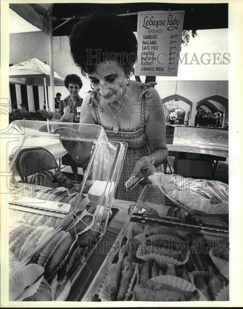 1985 Press Photo Vickie Mery Selling Pastries at Lebanese Festival - sax26419- Historic Images