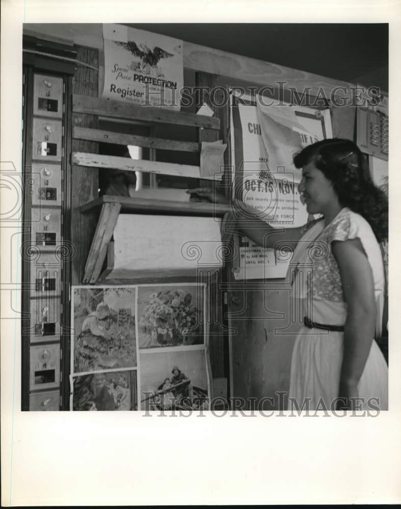 Press Photo Visitor at Falcon Dam Ticket Booth - sax26508- Historic Images