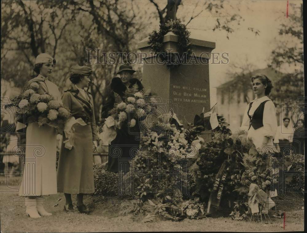 1965 Press Photo Visitors at Memorial in Milam Park - sax26589- Historic Images