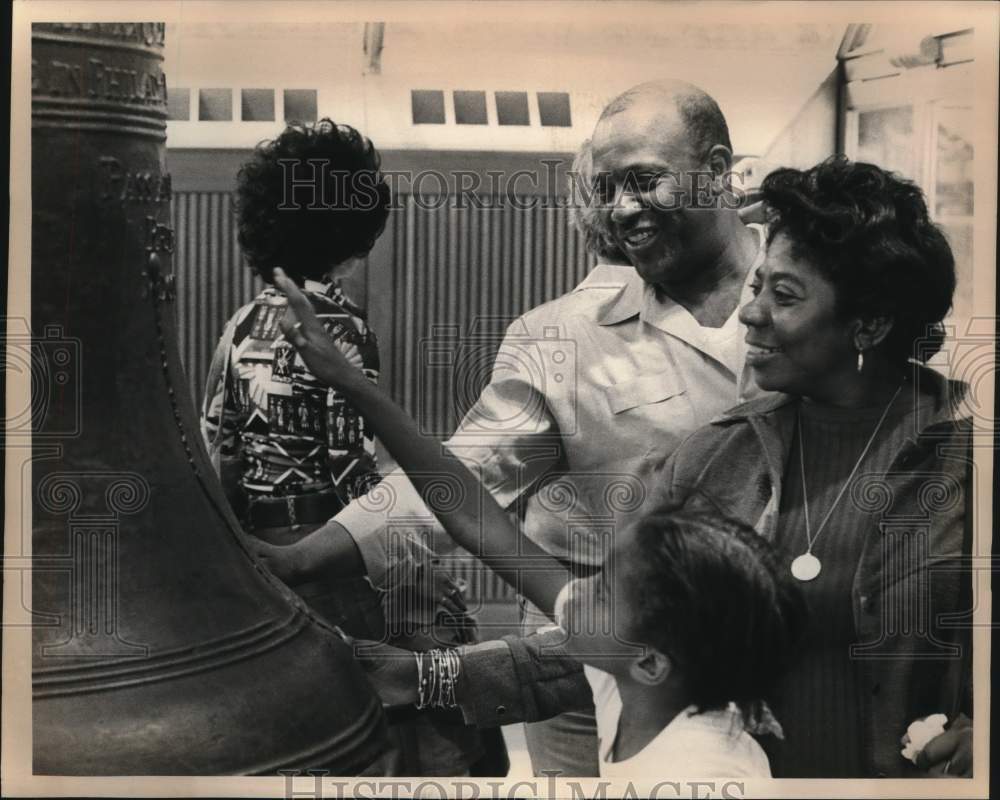 1976 Press Photo Visitors at Liberty Bell at Independence Hall in Philadelphia- Historic Images