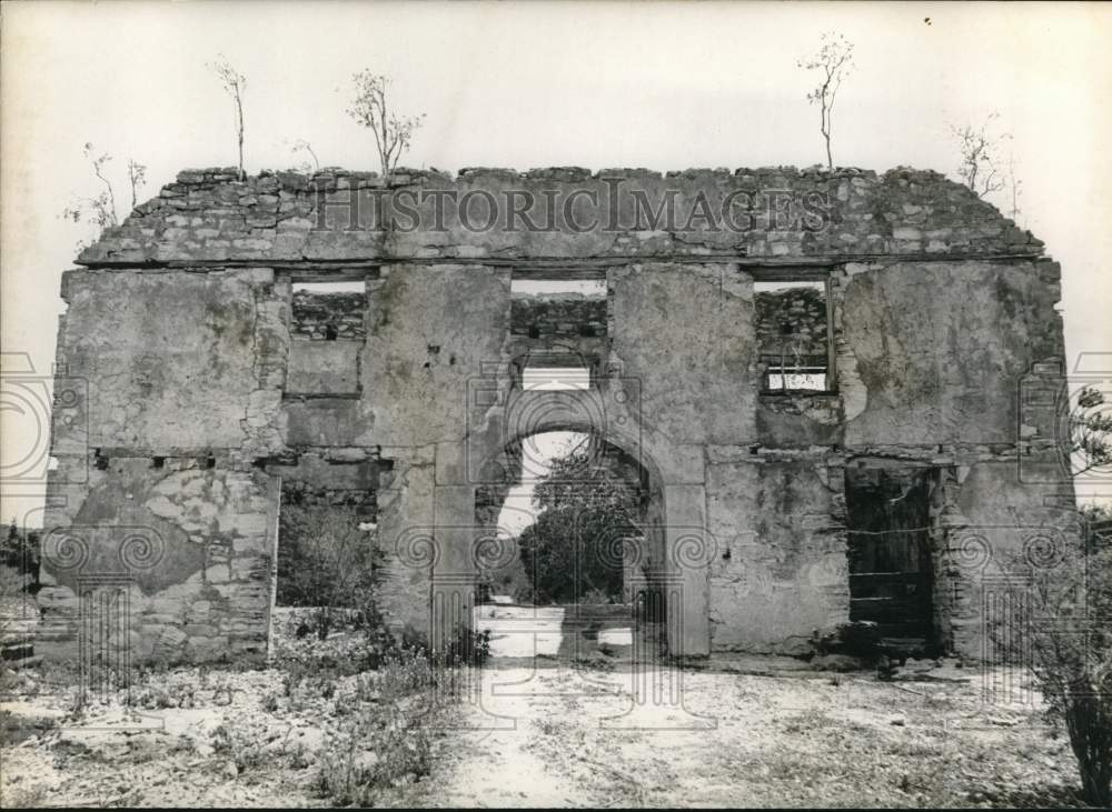 Press Photo Overall view of ruins of a building in an island - sax26681- Historic Images