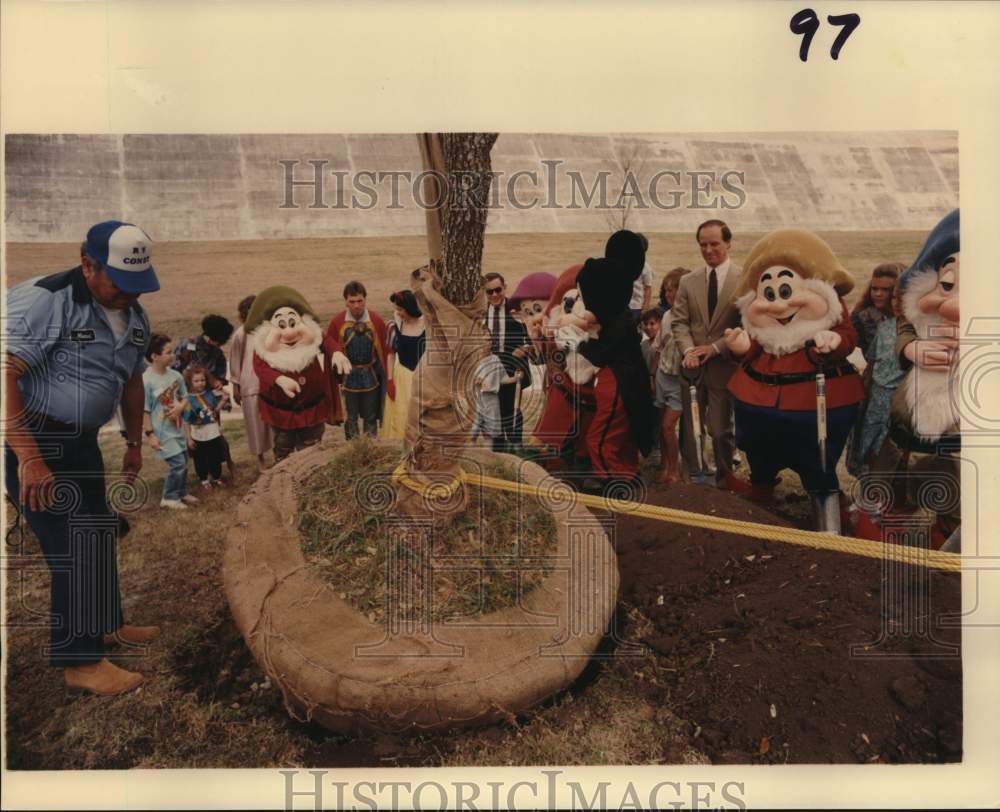 1988 Press Photo Disney characters attend Tree Memorial Program at Olmos Dam- Historic Images