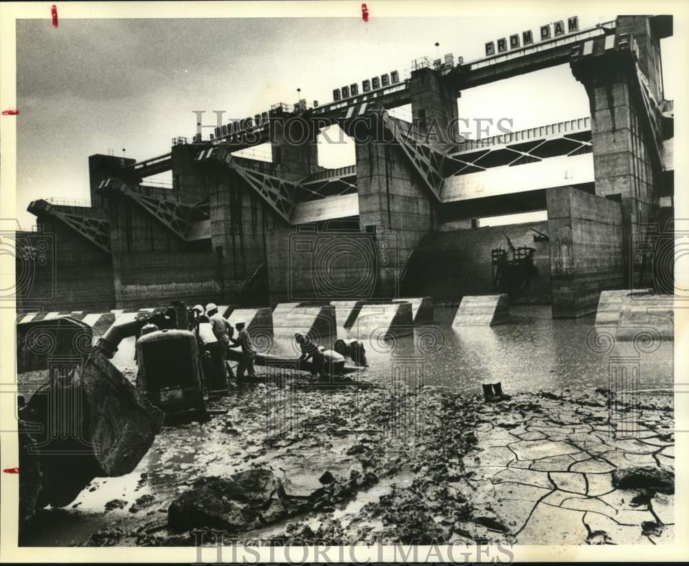 Press Photo Construction workers below dam being built in Columbus, Mississippi- Historic Images