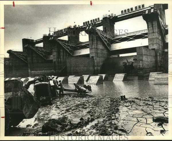 Press Photo Construction workers below dam being built in Columbus ...