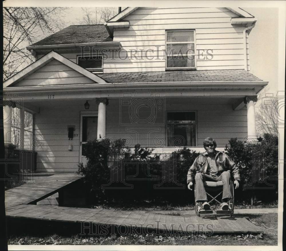 1975 Press Photo Kent State Protester Dean Kahler at Home in Kent, Ohio- Historic Images