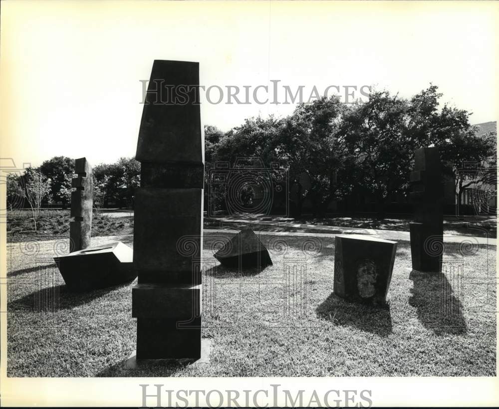 1983 Press Photo Bronze Sculpture at Trinity University in San Antonio, Texas- Historic Images