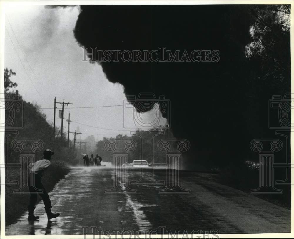 1986 Press Photo Seagull Operating Inc. oil storage tanker on fire on Senior Rd.- Historic Images