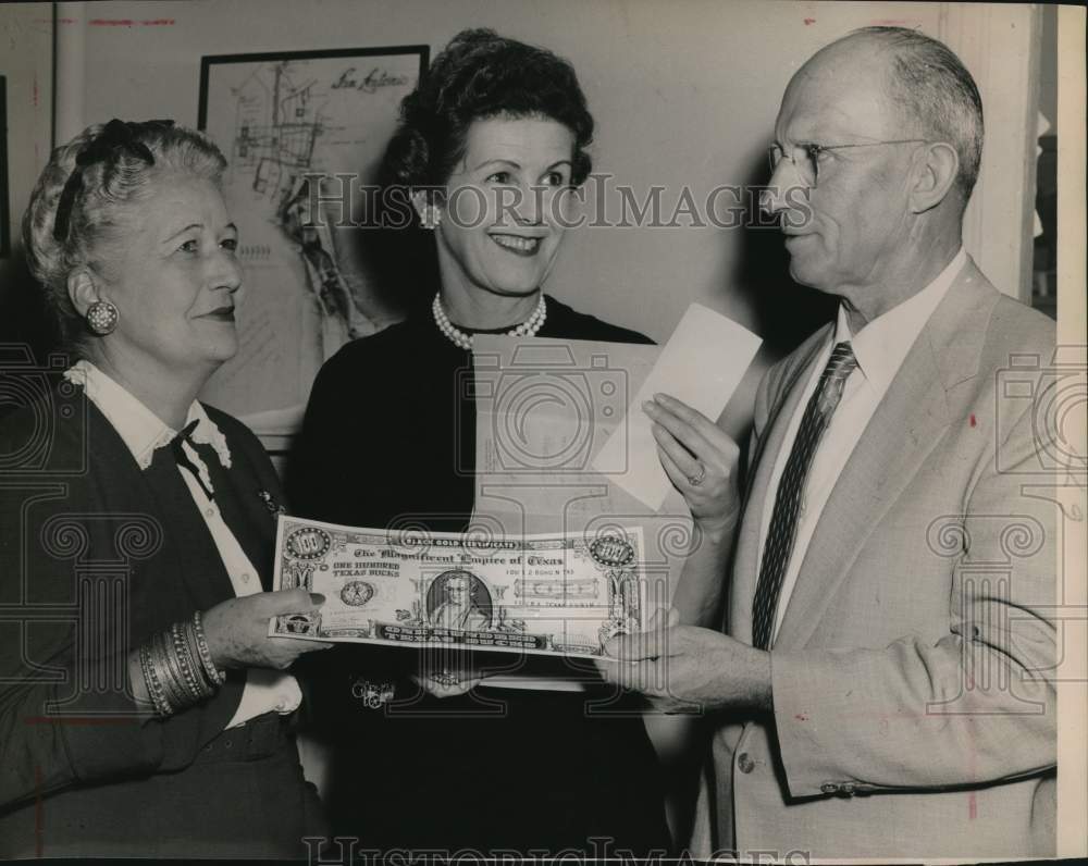 1959 Press Photo O. Henry Story - Trio of people display money-like certificate- Historic Images