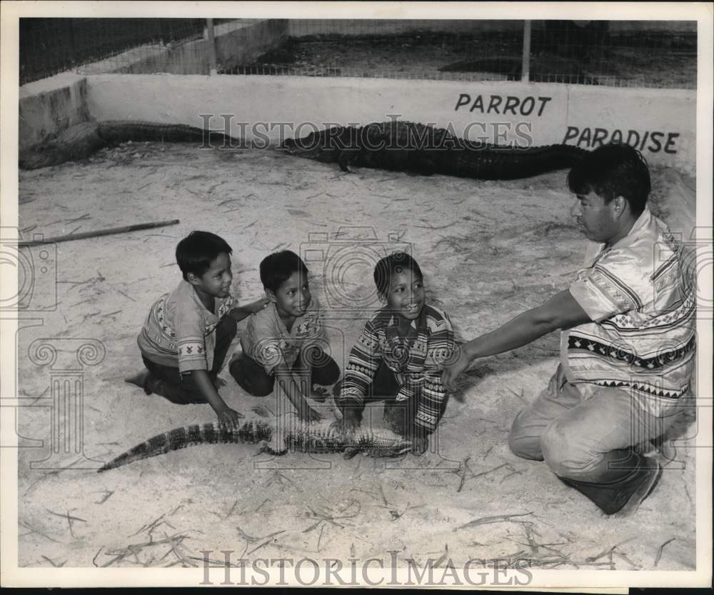 Press Photo Henry Bert and his sons with a baby alligator in Miami, Florida- Historic Images