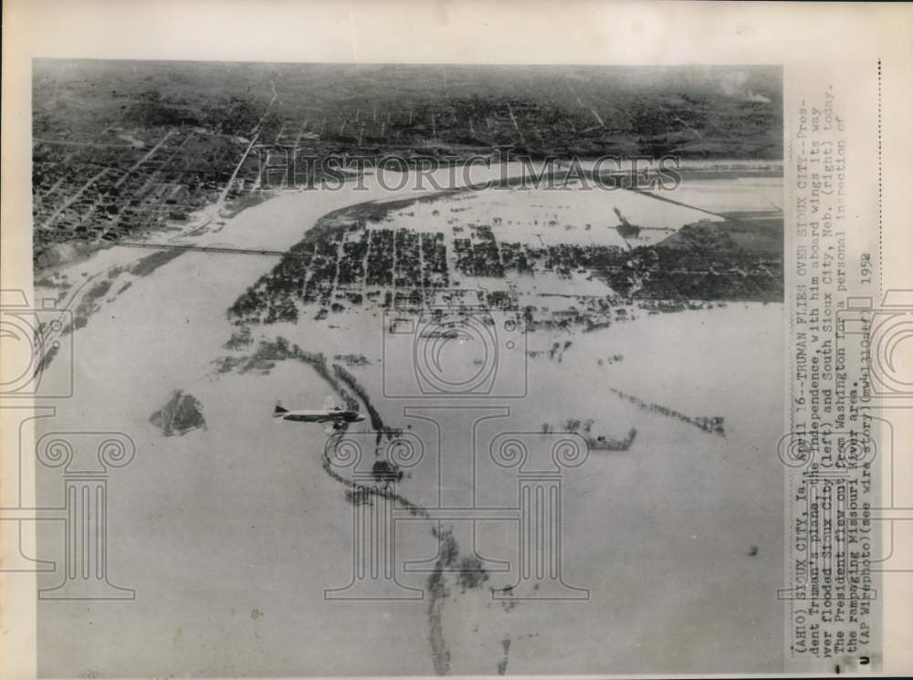 1952 Press Photo President Truman flies over flooded Sioux City in his airplane- Historic Images