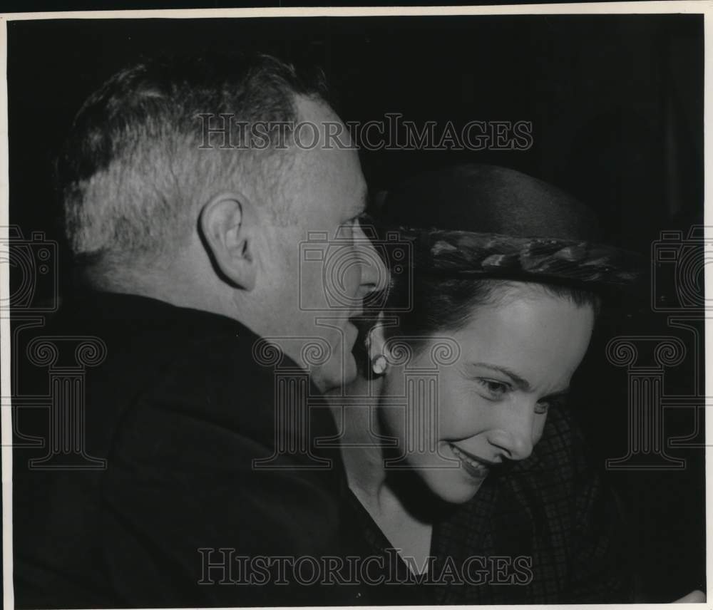 1958 Press Photo Delegates confer at Democratic Convention - sax27227- Historic Images