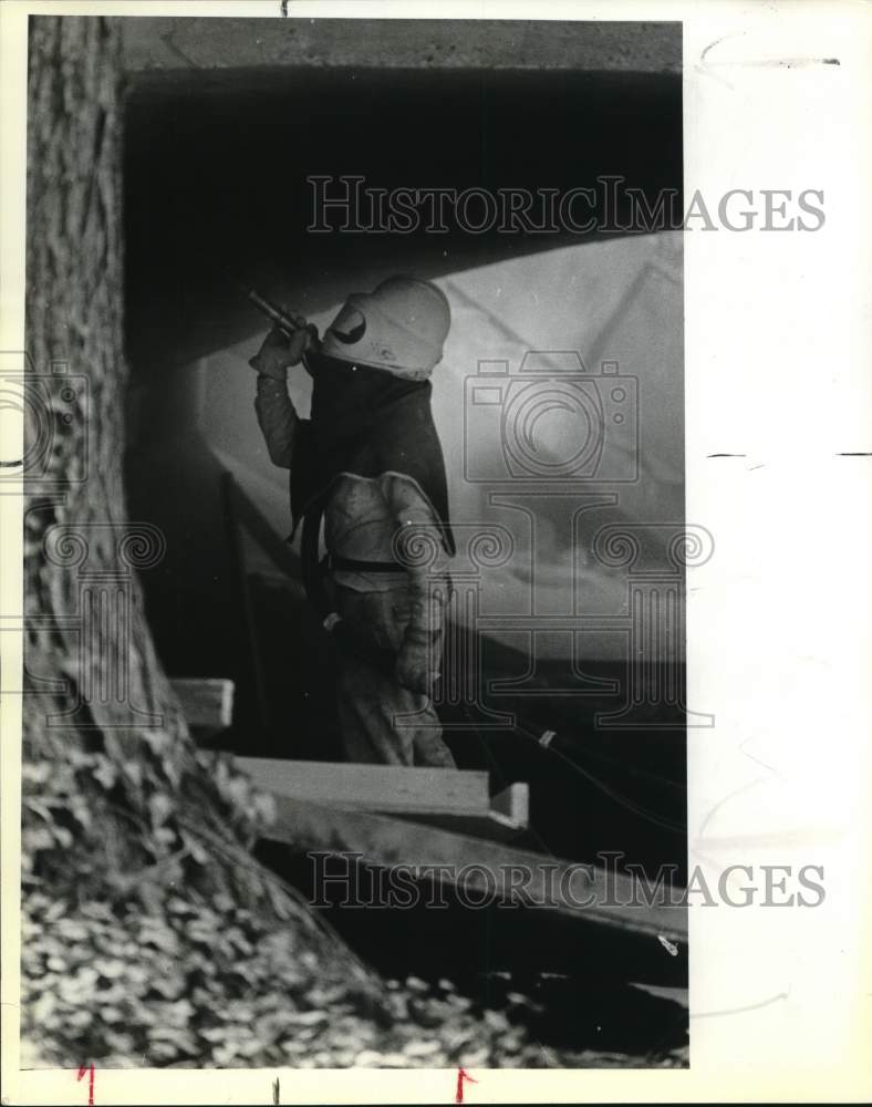 1985 Press Photo Delmor Maunster sandblasts Navarro Street Bridge in Texas- Historic Images