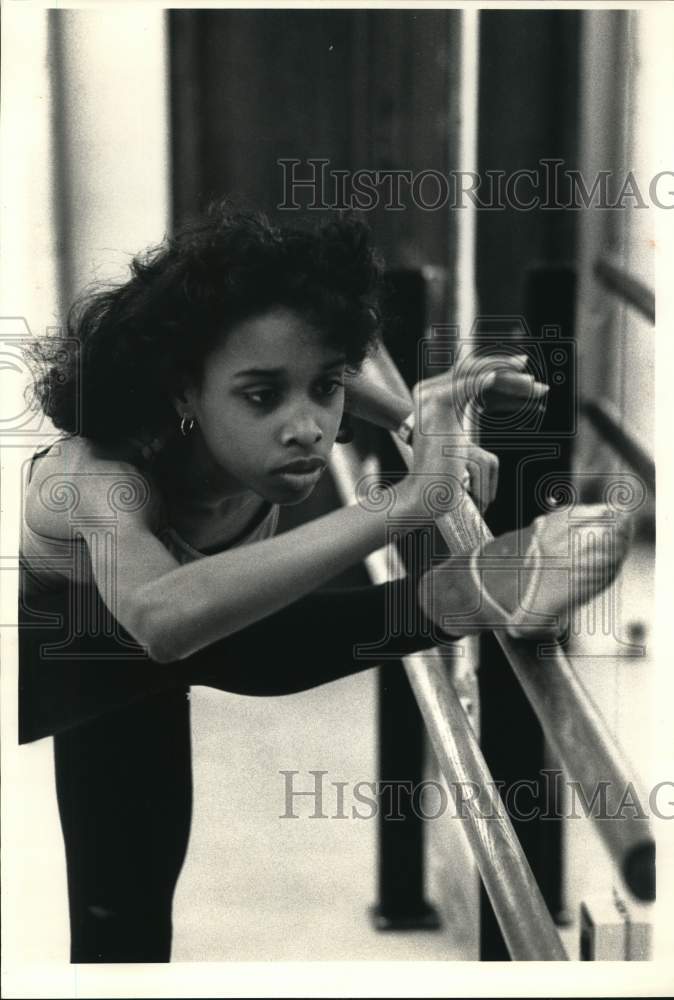 1987 Press Photo Erica Prentice prepares for ballet class at Pittsburgh school- Historic Images