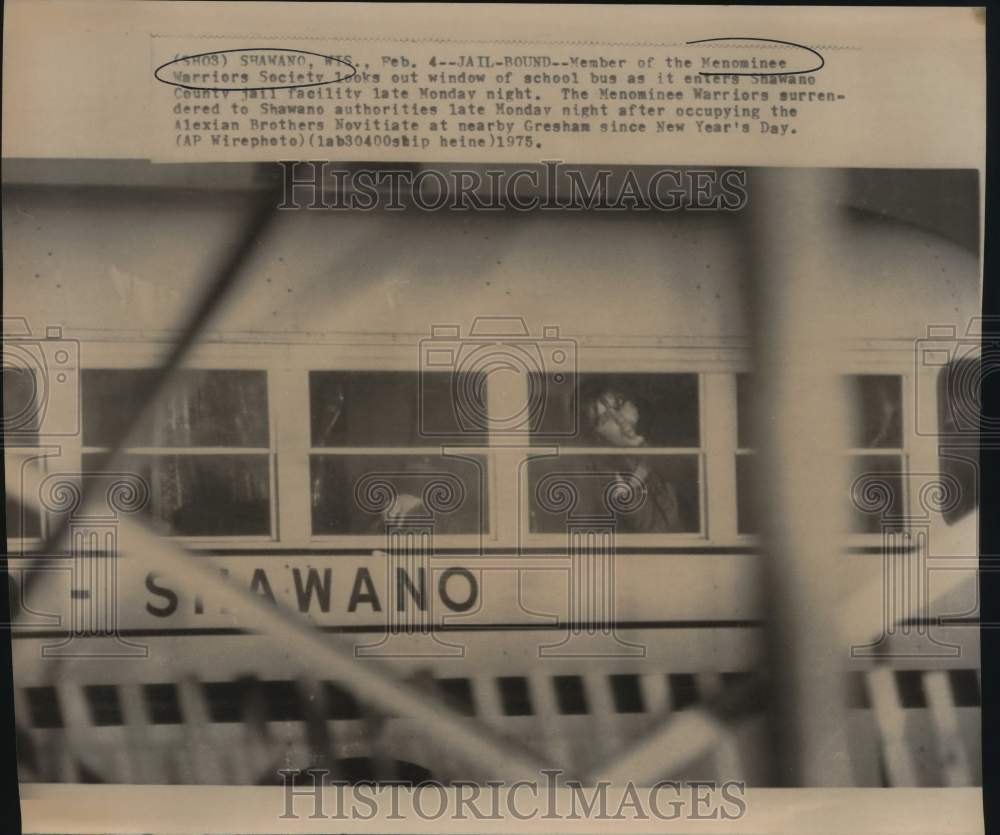 1975 Press Photo Menominee Warriors Society members jail-bound in Shawano- Historic Images