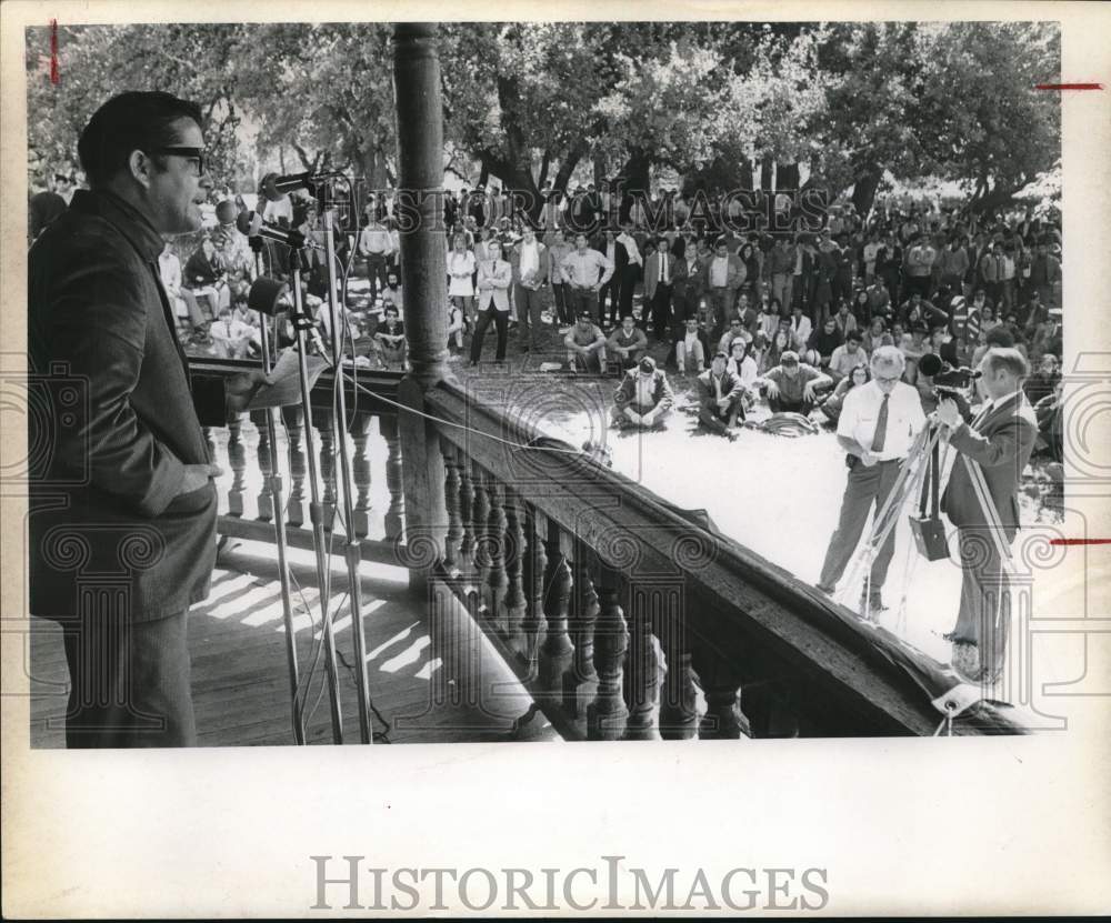 Press Photo Councilman Speaking at Moratorium Day Event in San Antonio- Historic Images