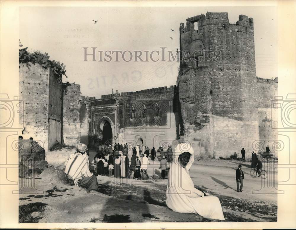 Press Photo Moroccans buy from Street Stands in Fez's Ancient Battlements- Historic Images