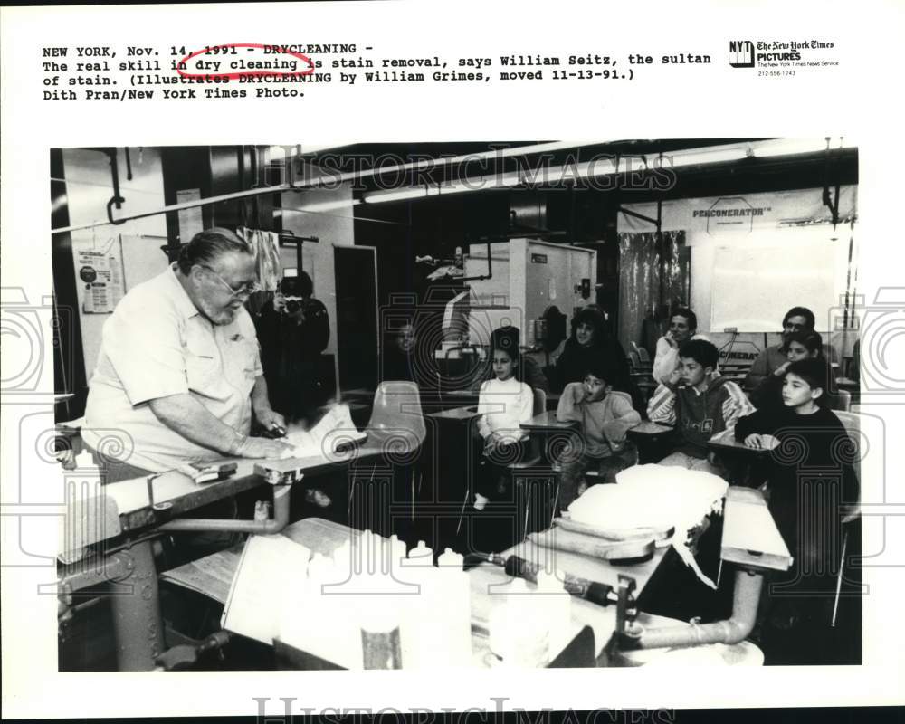 1991 Press Photo William Seitz, "Sultan of Stain" teaches Children about Removal- Historic Images