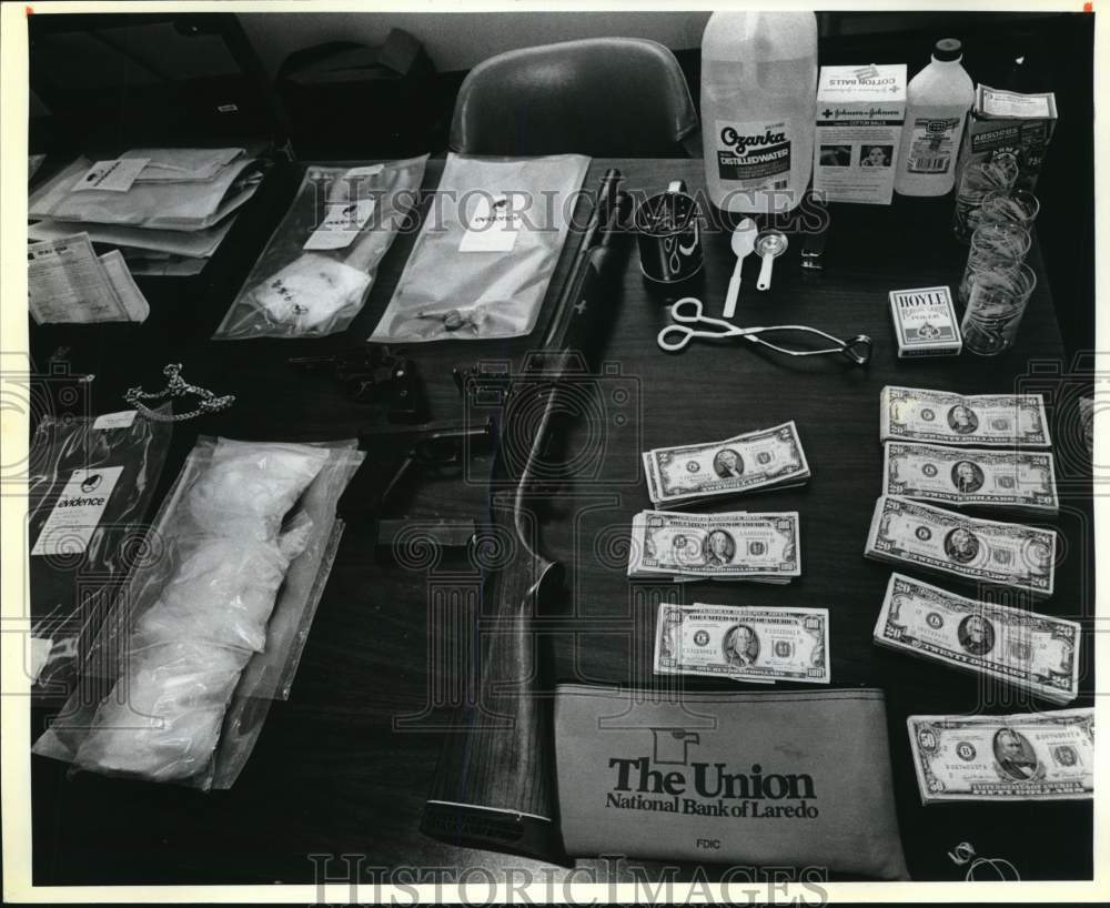 1986 Press Photo Drugs, Money, Weapons and Supplies Confiscated in Drug Bust- Historic Images