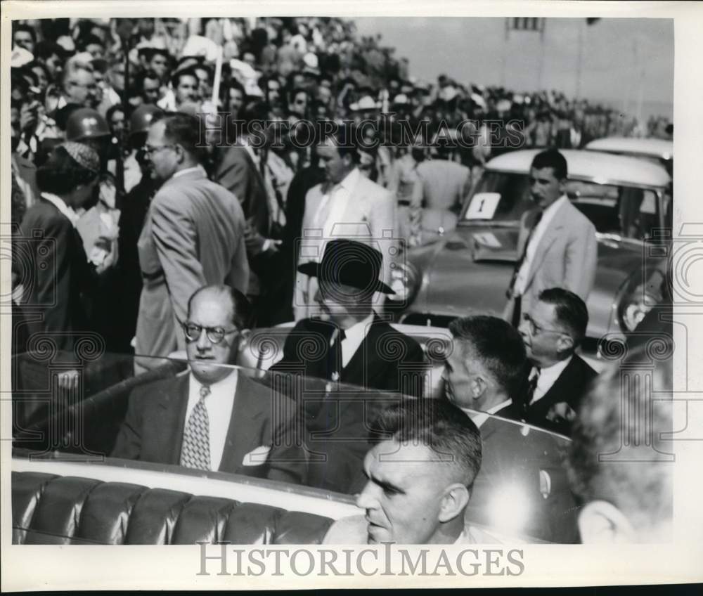 Press Photo A motorcade met by a crowd of people - sax28200- Historic Images