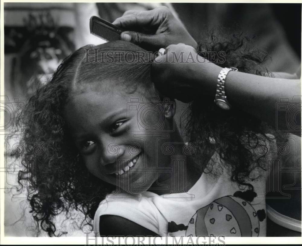 Press Photo A girl getting her hair combed in Panama - sax28246- Historic Images