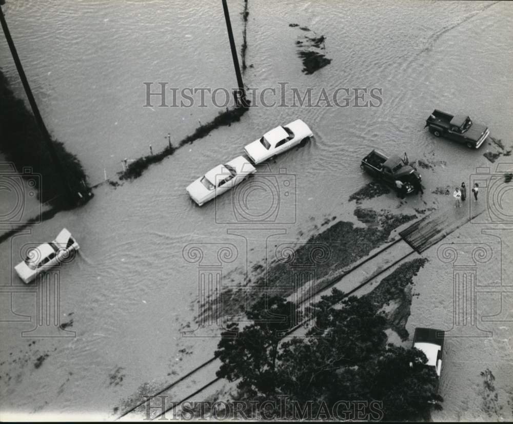 1965 Press Photo Aerial view of flooded road and railroad tracks in San Antonio- Historic Images