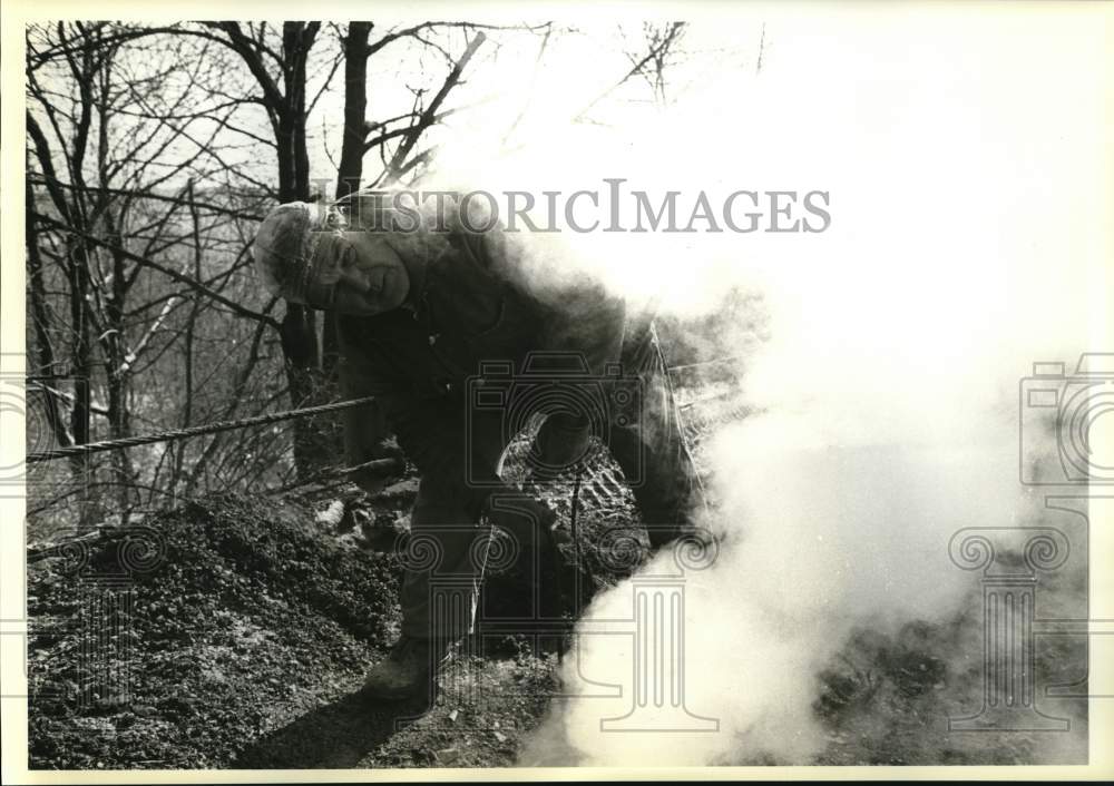 1983 Press Photo Mine Technician with bored hole on Route 61 in Pennsylvania