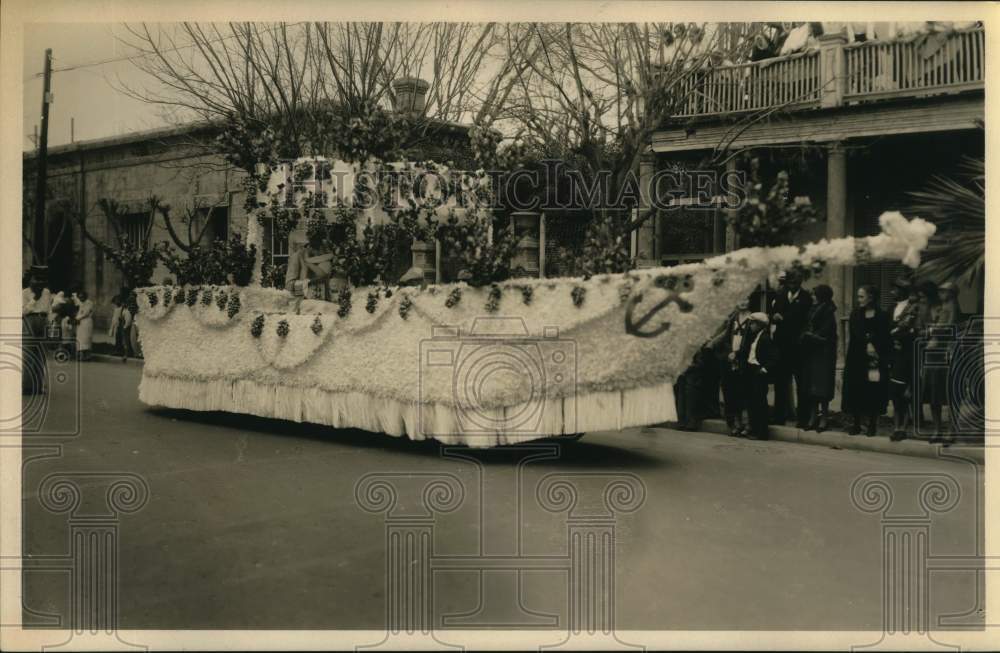 Press Photo Float in Parade in Laredo, Texas - sax28522- Historic Images