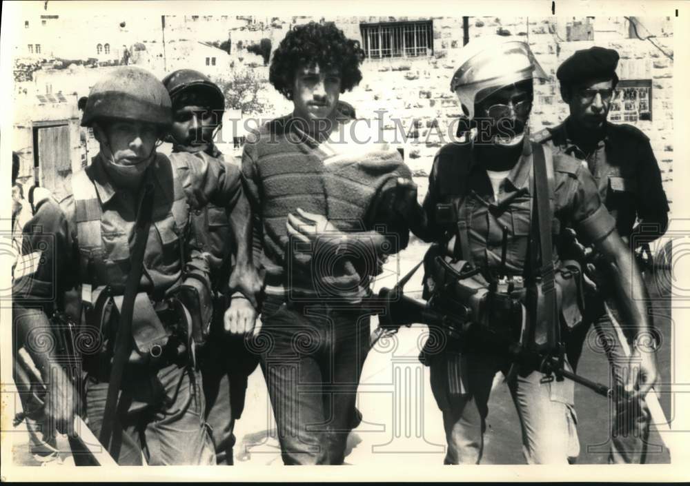 1987 Press Photo Israeli Border Patrol Officers Arrest Palestinian in Jerusalem- Historic Images