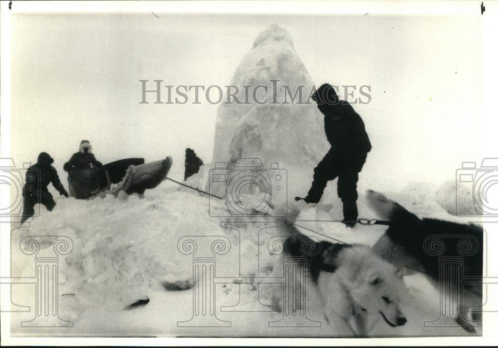 1986 Press Photo Steger International Polar Expedition Members in Frobisher Bay- Historic Images