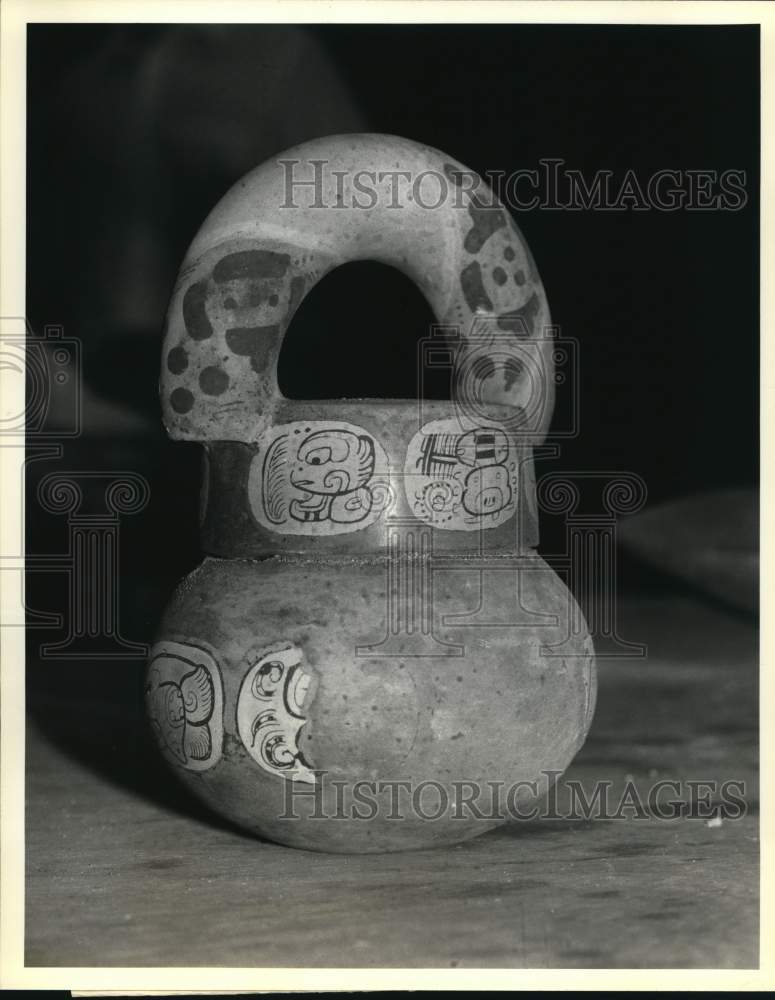 1984 Press Photo Mayan Ceramic Pot with Stucco Glyphs Found in Guatemala- Historic Images