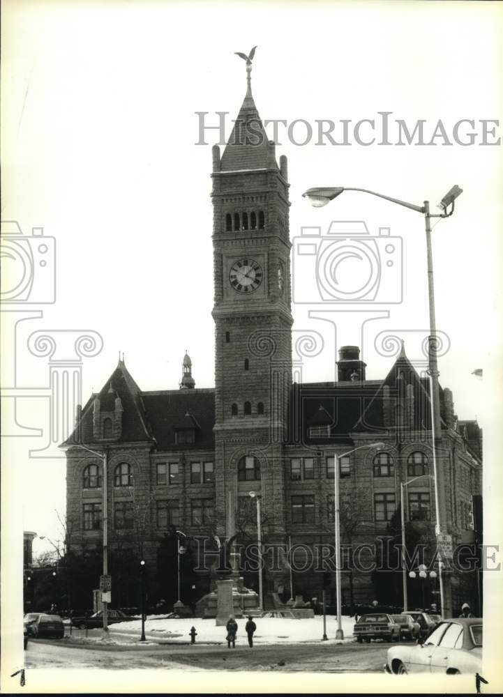 1985 Press Photo City Hall with Clock Tower in downtown Lowell, Massachusetts- Historic Images