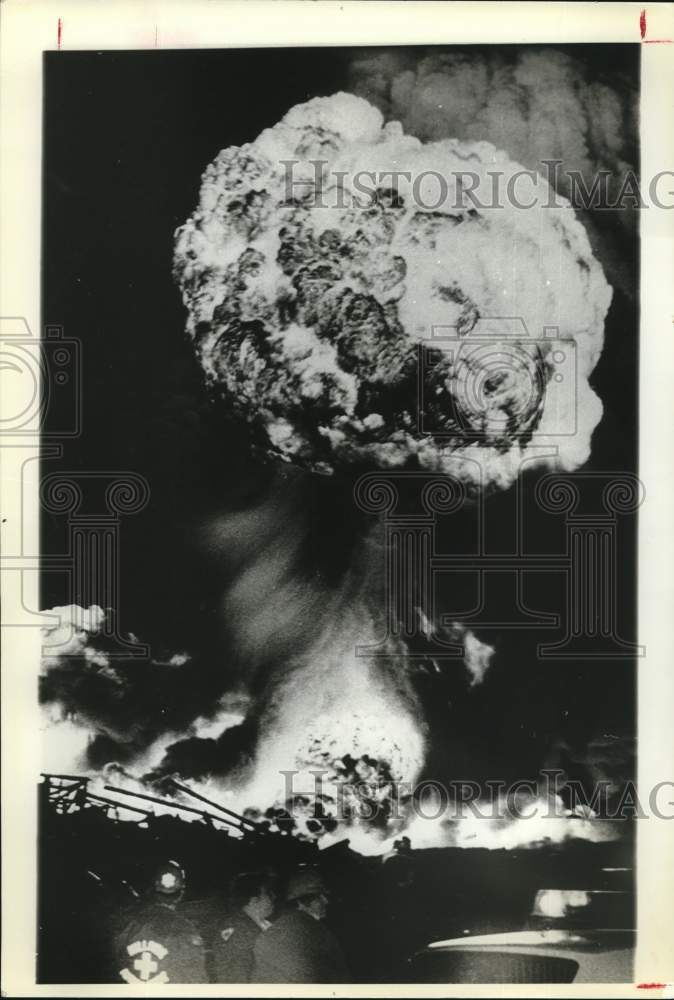 1982 Press Photo Response personnel look on at explosion and fire - sax28777- Historic Images