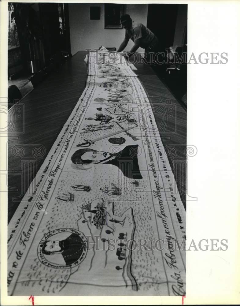 1985 Press Photo Historic Tapestry laid on Table - sax28808- Historic Images