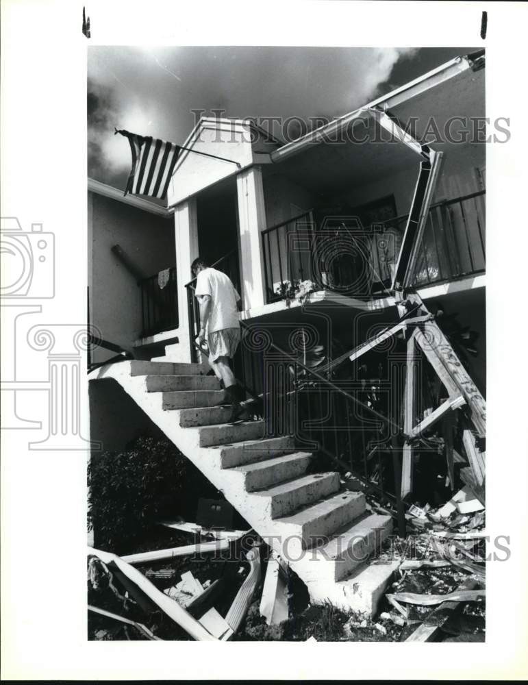 1992 Press Photo Bill Shaw at Hurricane Andrew Damage in Homestead, Florida- Historic Images