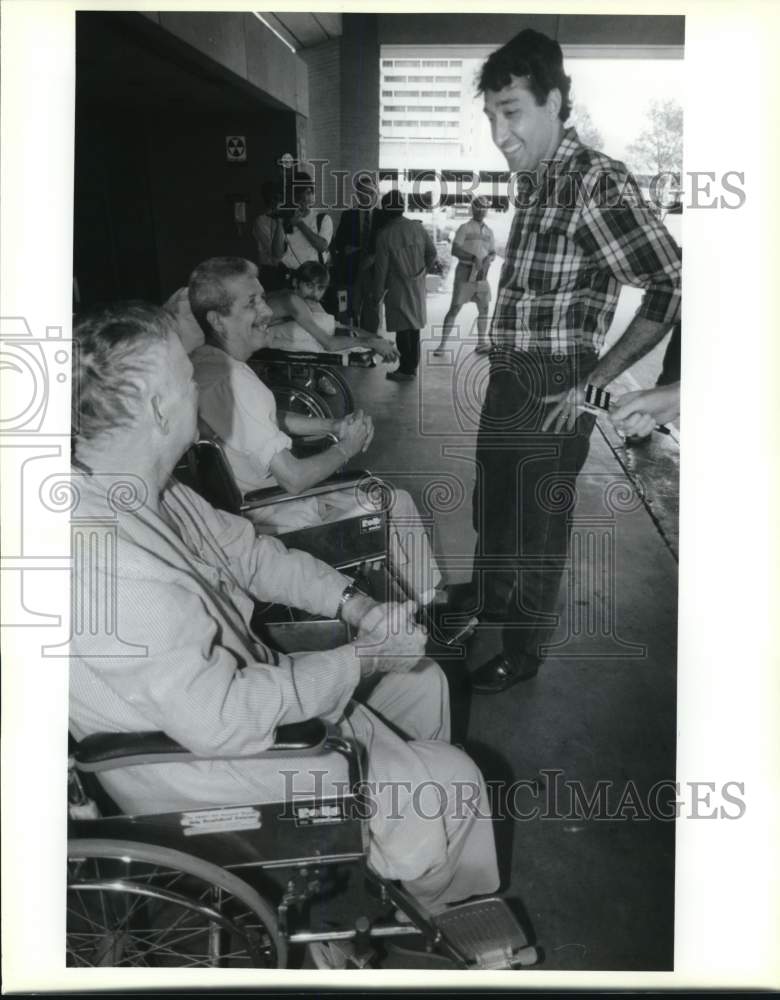1988 Press Photo San Antonio Mayor speaks with Calvin McFarland at VA Hospital- Historic Images