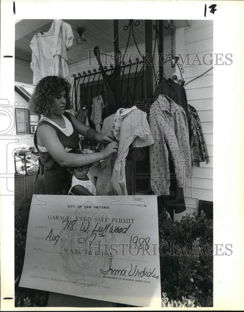 1988 Press Photo Yard sale at Manuel Herrera&#39;s home at 718 W. Lullwood- Historic Images