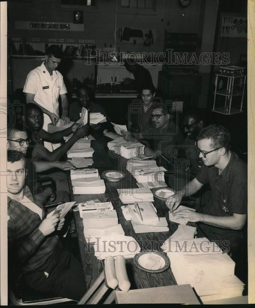 1966 Press Photo Patients of Brooke General hospital help with community project- Historic Images