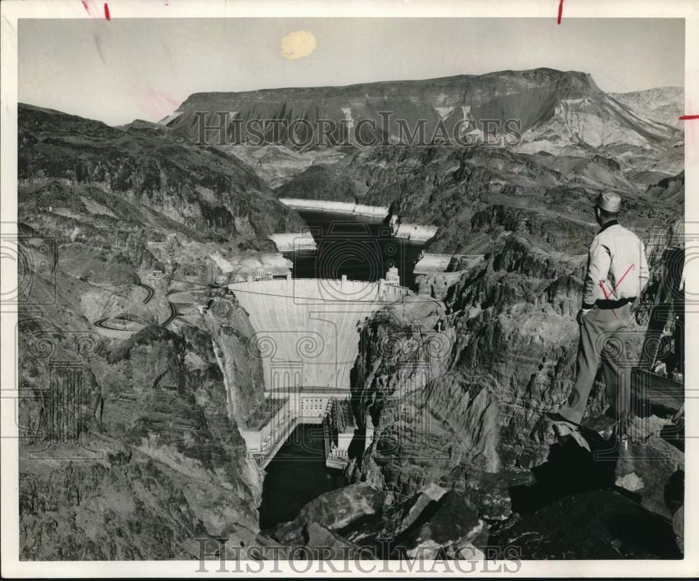 Press Photo Visitor at Hoover Dam Overlook - sax29221