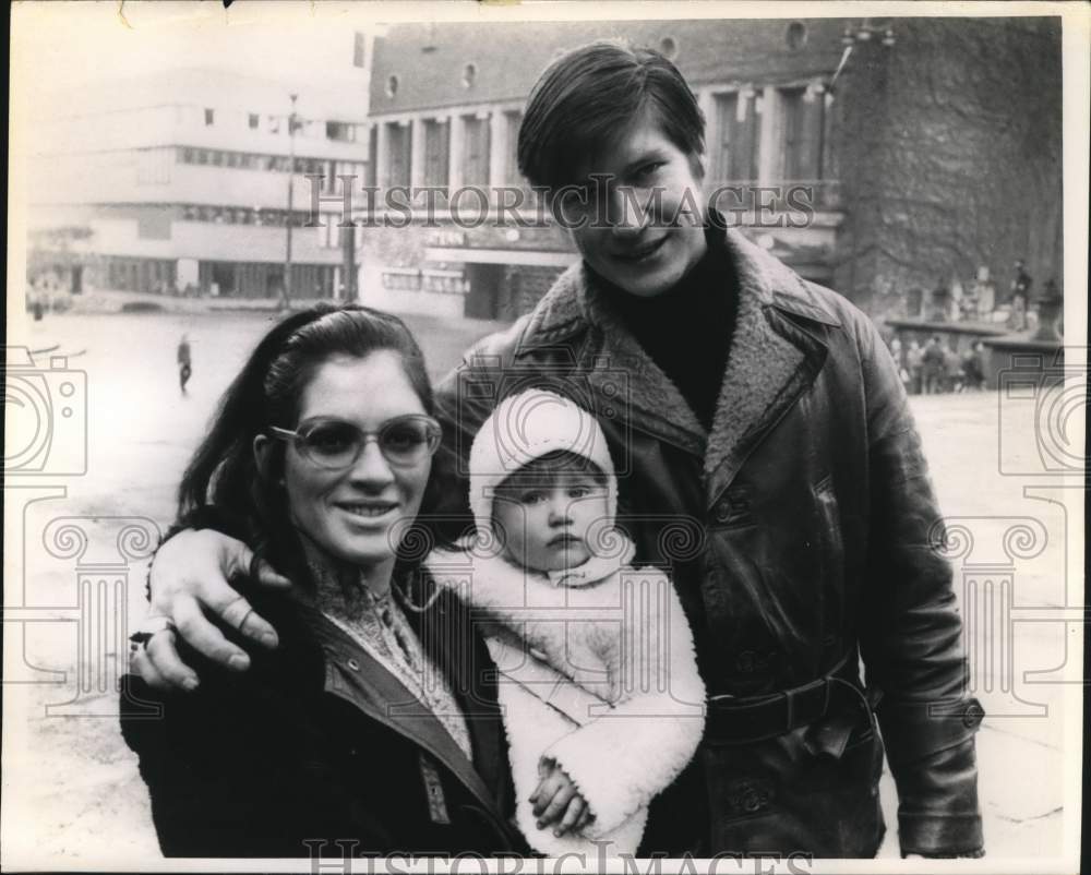 1970 Press Photo Ingeborg and Paul with daughter Jette pose in Goteborg, Sweden- Historic Images