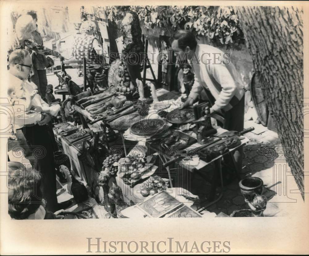 Press Photo Art Vendor at Booth with Customers - sax29431- Historic Images