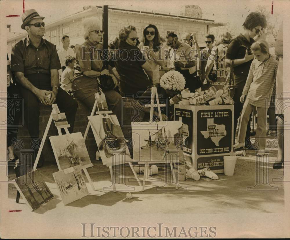 1971 Press Photo Artists Selling Paintings at Starving Artists Show - sax29433- Historic Images