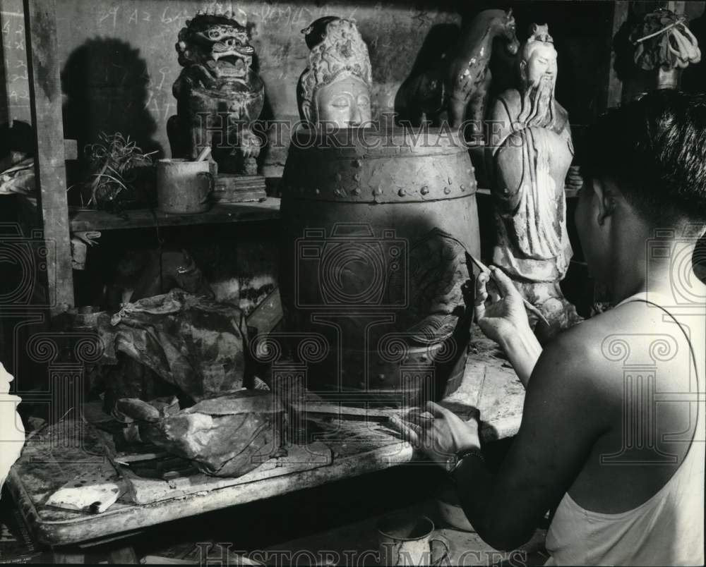 Press Photo Ceramic Artist Painting Stool in Hong Kong, China - sax29557- Historic Images