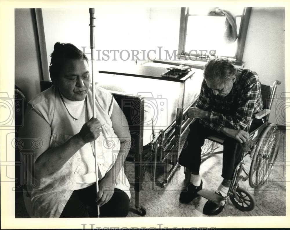 1985 Press Photo P.J. LaPointe and Winnifred Littlegeorge in Winnebago, Nebraska- Historic Images